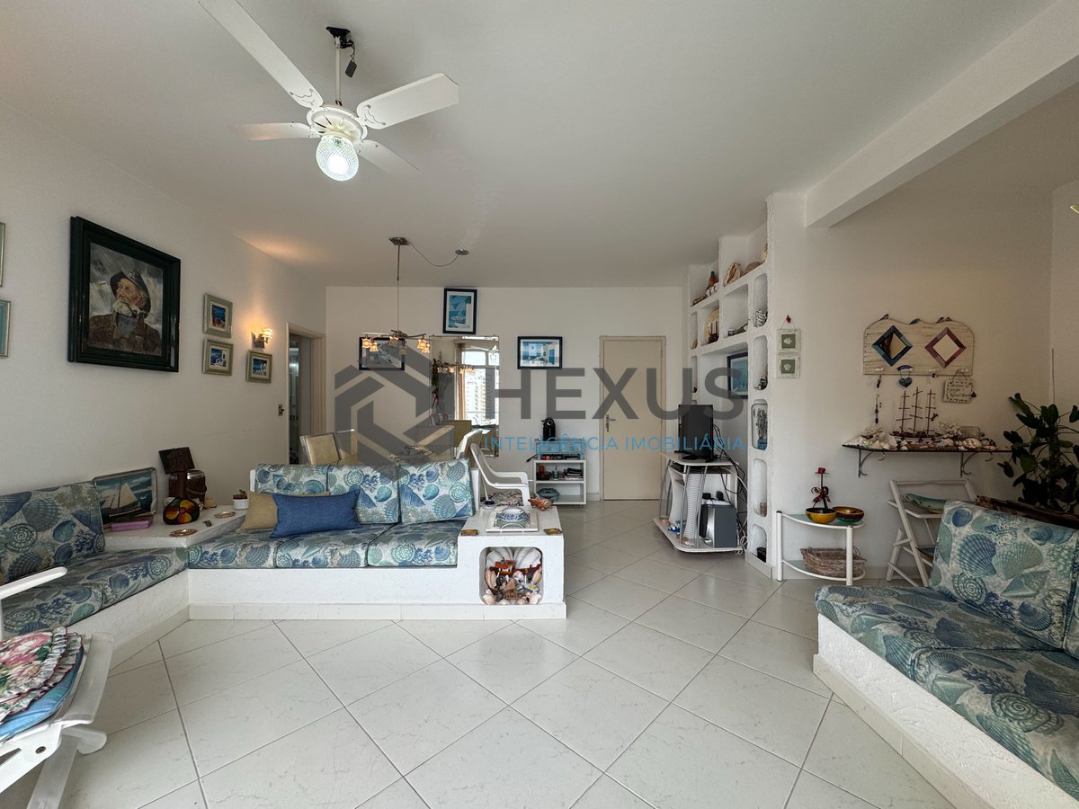 Foto 3 de Apartamento com varanda e vista mar na quadra mar da Praia das Pitangueiras, Guaruja