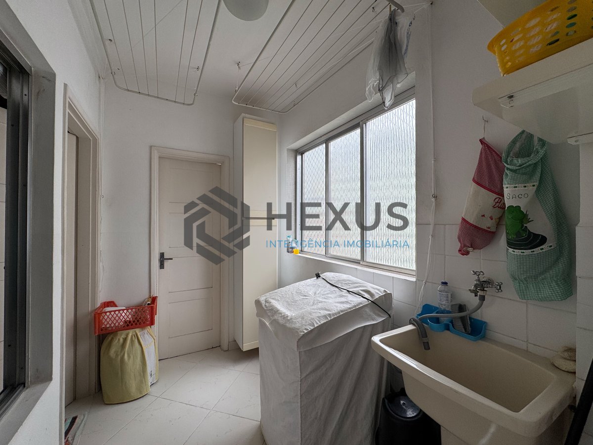 Foto 28 de Apartamento com varanda e vista mar na quadra mar da Praia das Pitangueiras, Guaruja