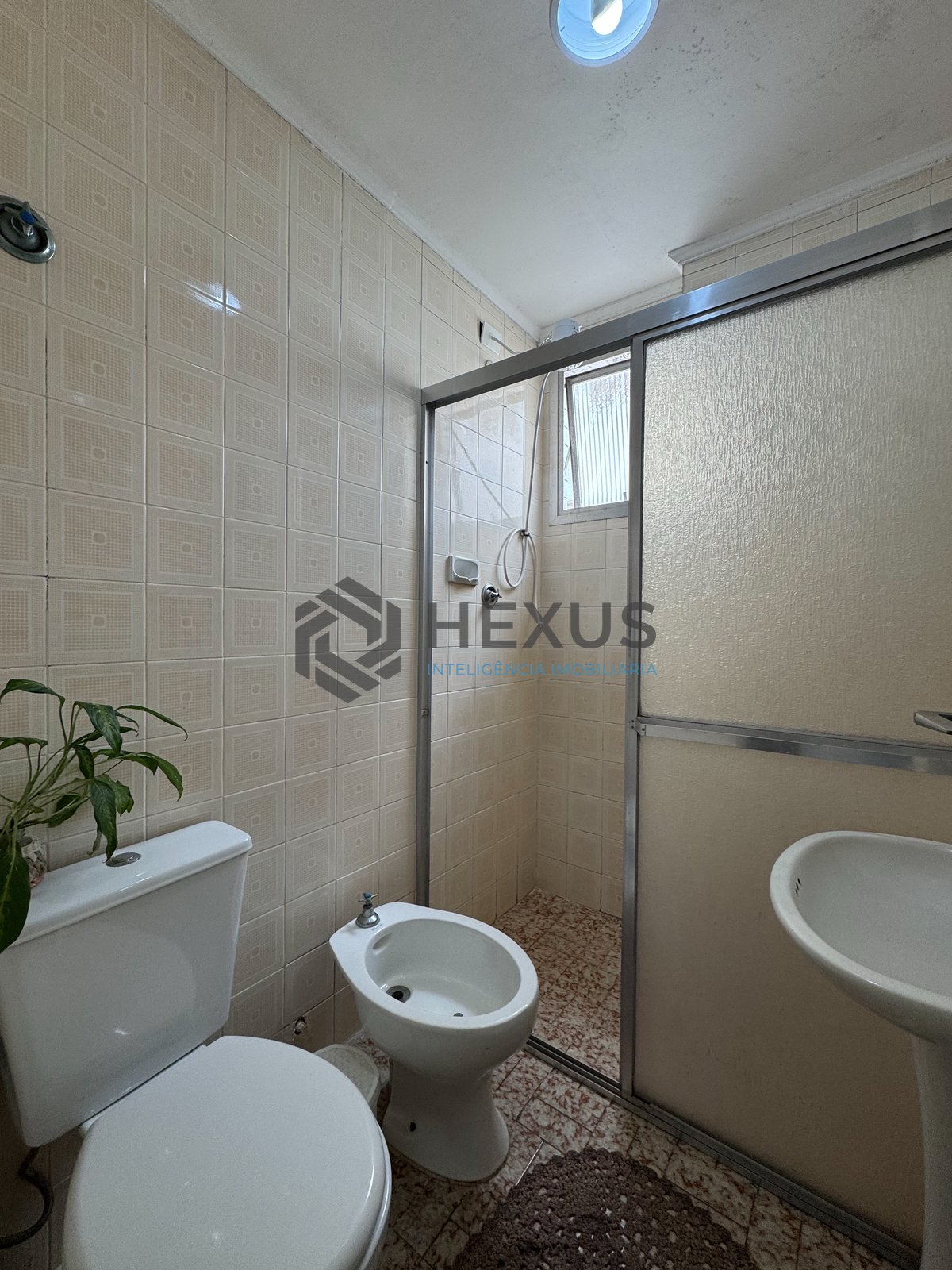 Foto 6 de Apartamento com despesas baixas a duas quadras da Praia das Pitangueiras, Guaruja