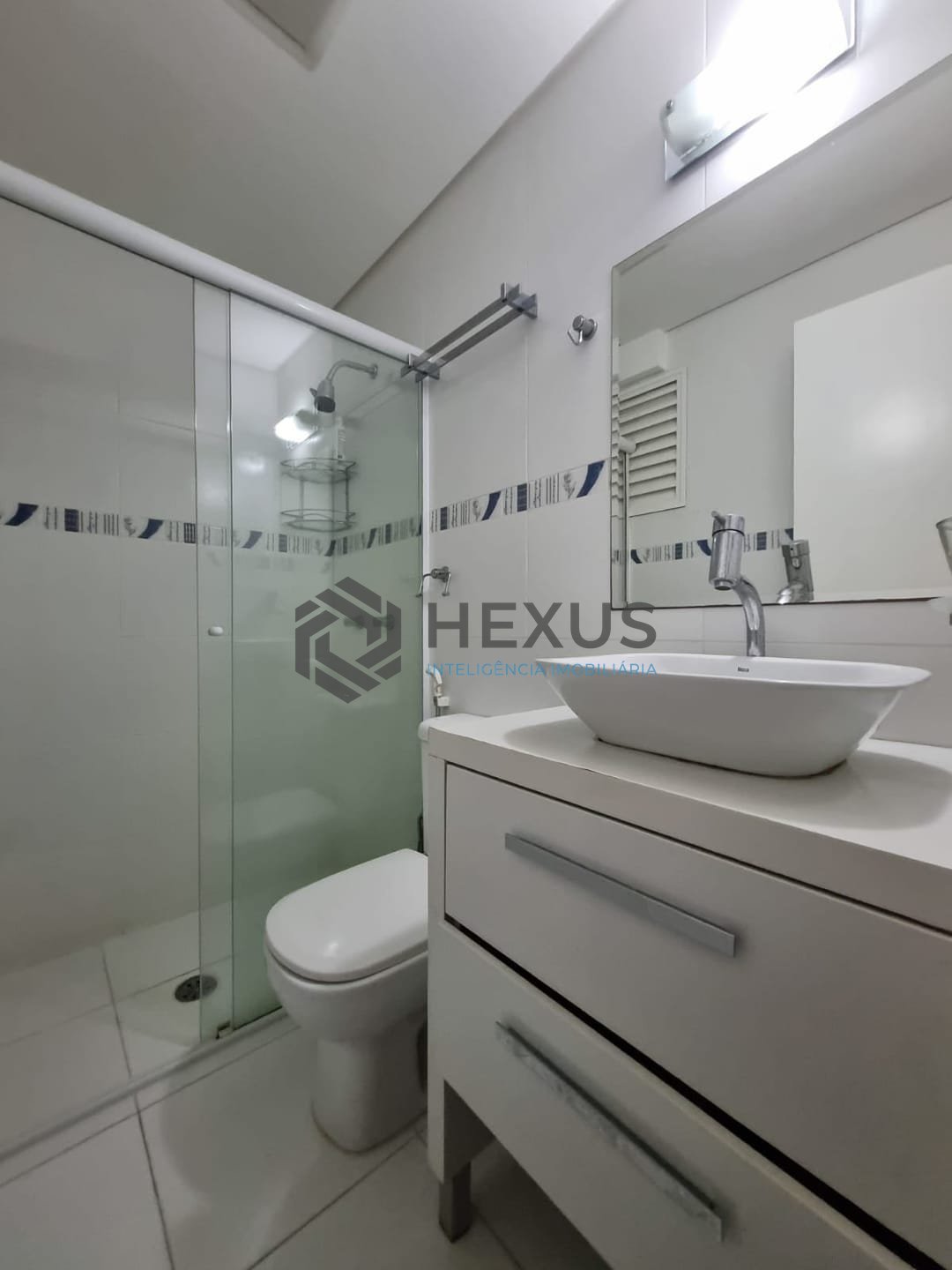 Foto 13 de Apartamento reformado com varanda e lazer na beira mar da Praia das Pitangueiras, Guaruja