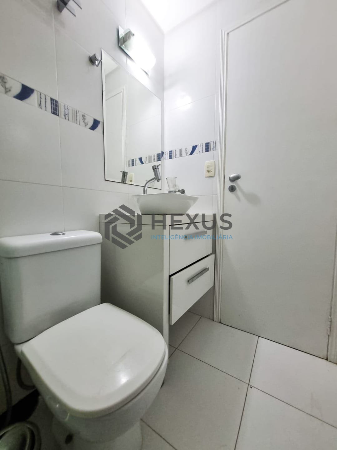Foto 14 de Apartamento reformado com varanda e lazer na beira mar da Praia das Pitangueiras, Guaruja