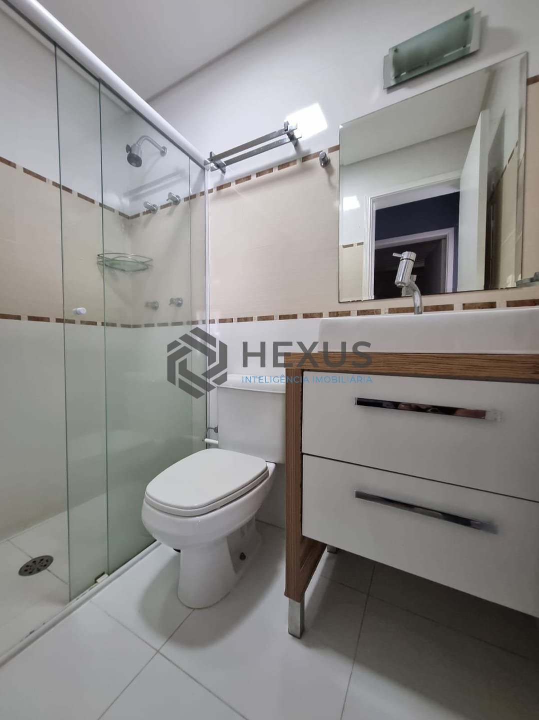 Foto 15 de Apartamento reformado com varanda e lazer na beira mar da Praia das Pitangueiras, Guaruja