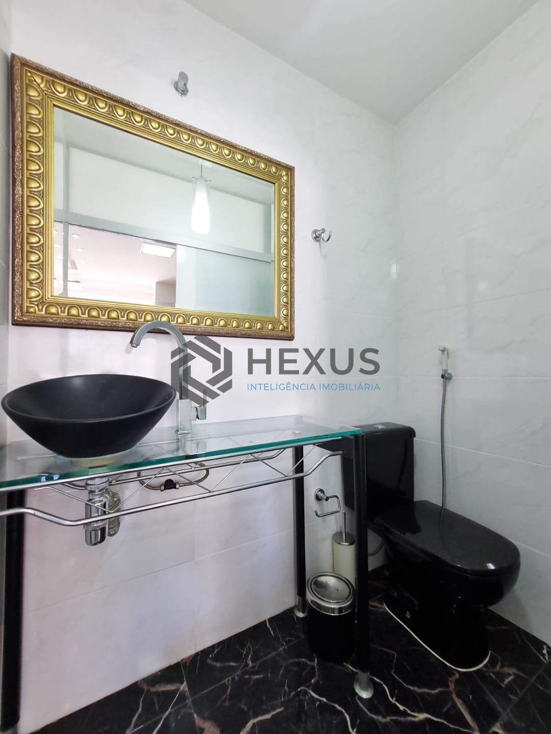 Foto 16 de Apartamento reformado com varanda e lazer na beira mar da Praia das Pitangueiras, Guaruja