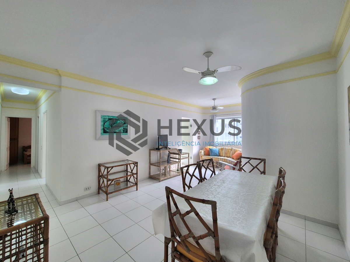 Foto 2 de Apartamento com varanda e lazer a uma quadra da Praia das Pitangueiras, Guaruja
