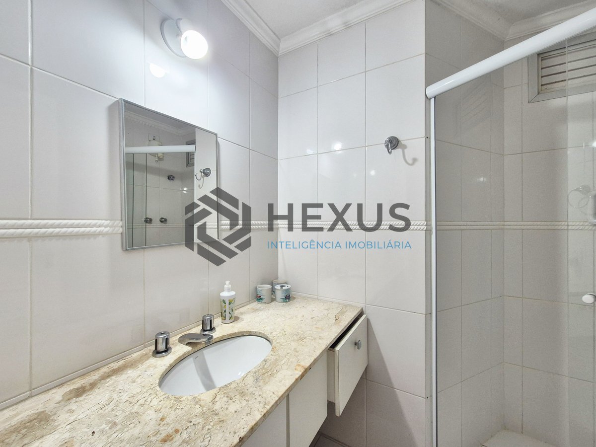 Foto 18 de Apartamento com varanda e lazer a uma quadra da Praia das Pitangueiras, Guaruja