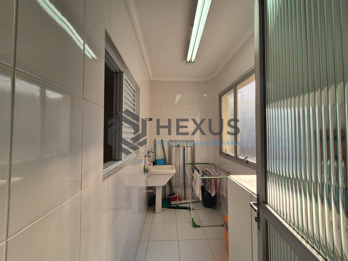 Foto 29 de Apartamento com varanda e lazer a uma quadra da Praia das Pitangueiras, Guaruja