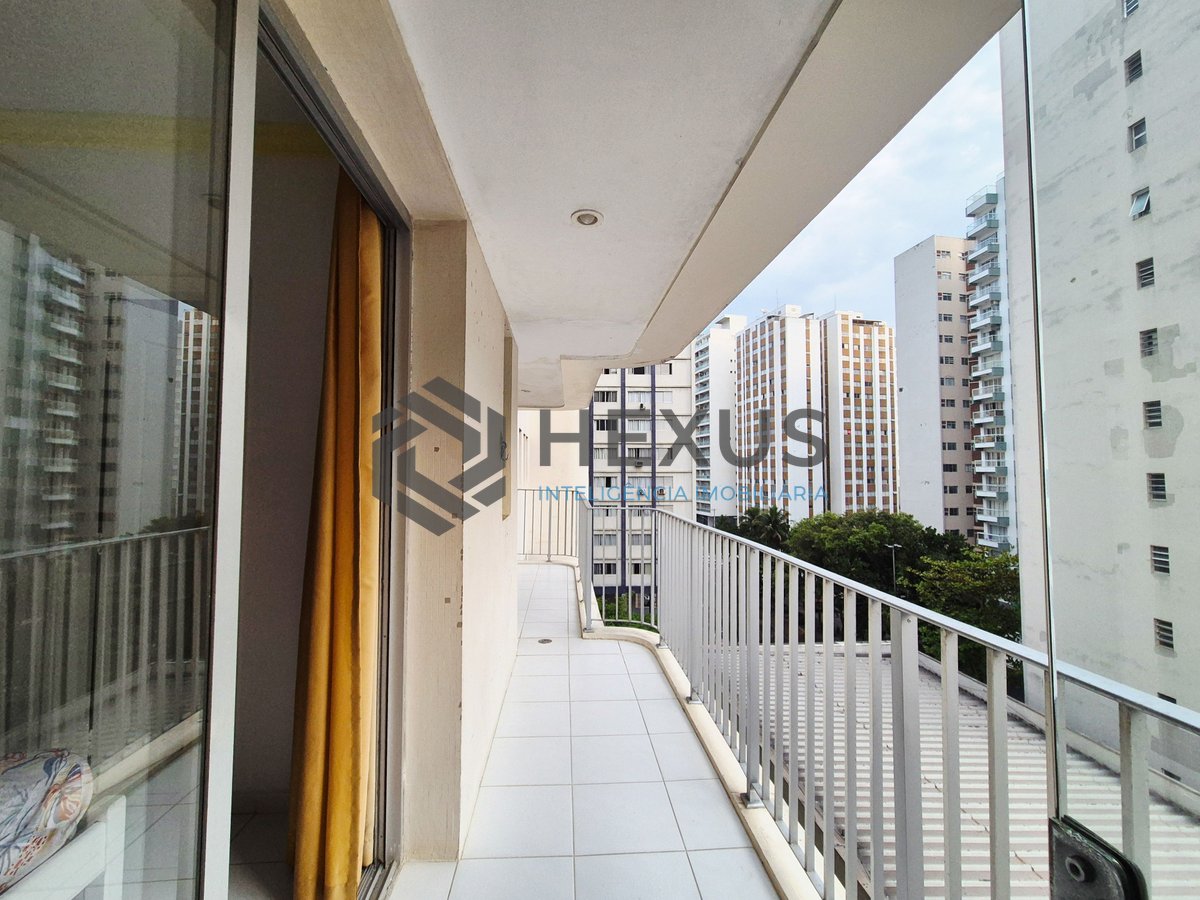 Foto 5 de Apartamento com varanda e lazer a uma quadra da Praia das Pitangueiras, Guaruja