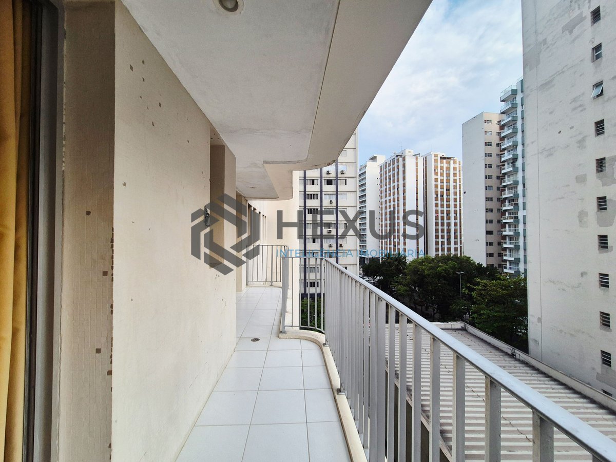 Foto 10 de Apartamento com varanda e lazer a uma quadra da Praia das Pitangueiras, Guaruja
