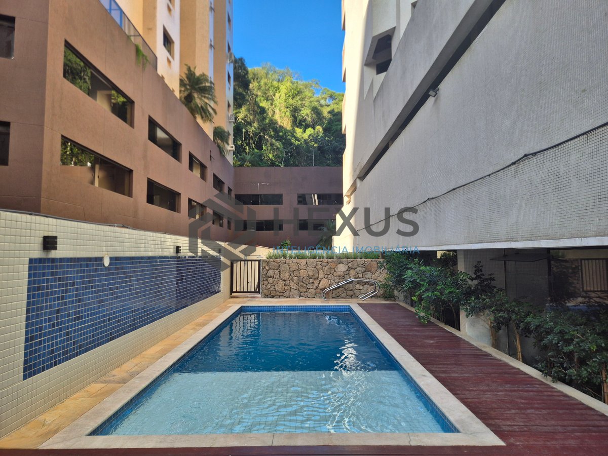 Foto 2 de Apartamento reformado com varanda e lazer na Praia das Pitangueiras, Guaruja