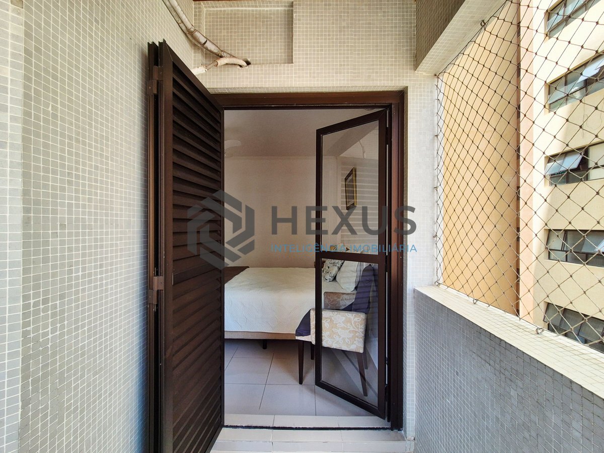 Foto 14 de Apartamento reformado com varanda e lazer na Praia das Pitangueiras, Guaruja