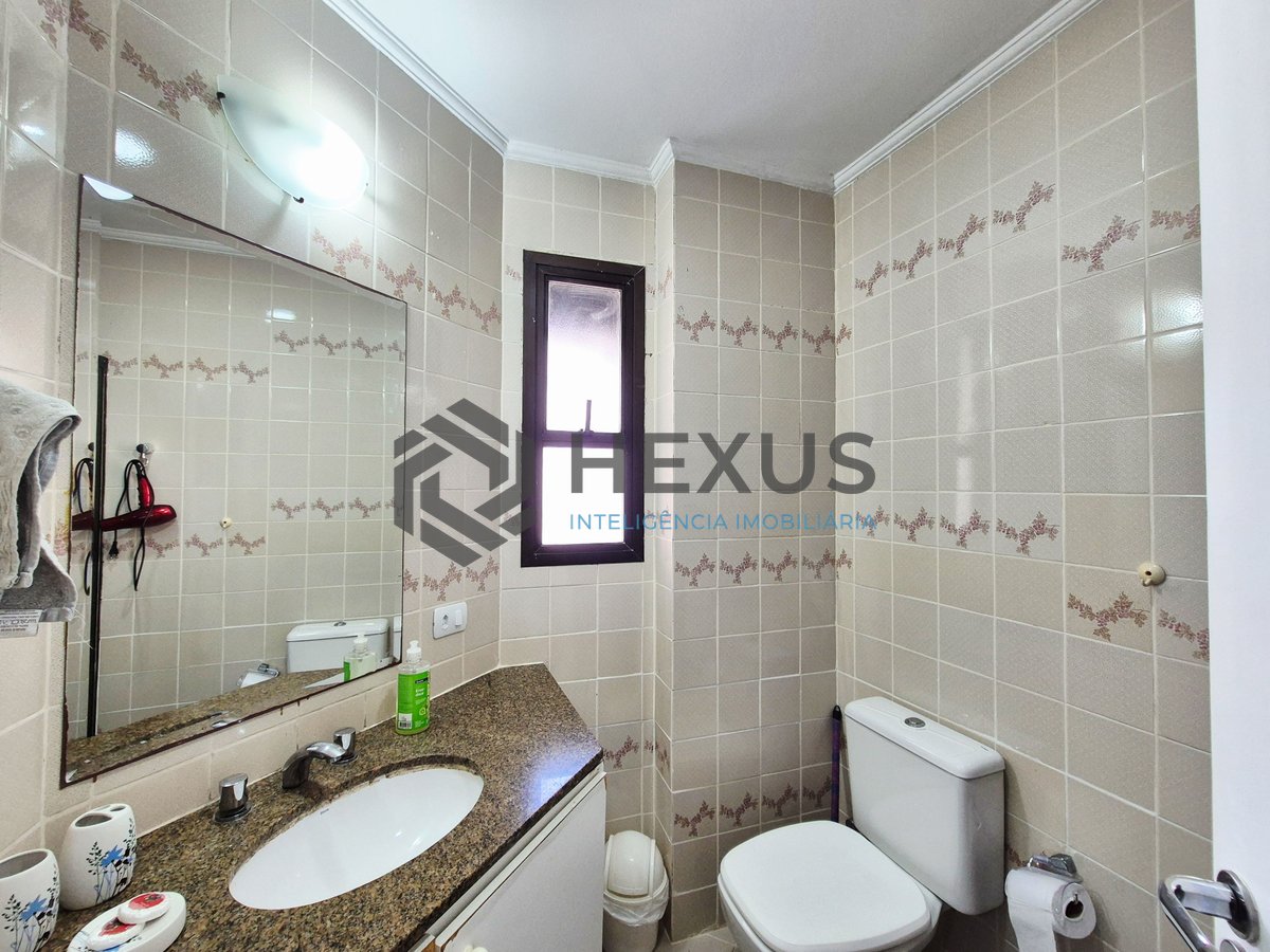 Foto 16 de Apartamento reformado com varanda e lazer na Praia das Pitangueiras, Guaruja