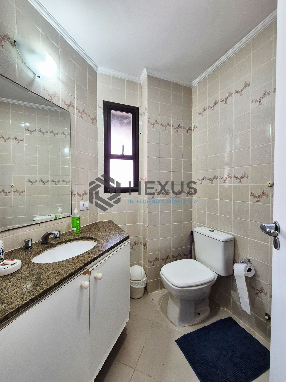 Foto 17 de Apartamento reformado com varanda e lazer na Praia das Pitangueiras, Guaruja