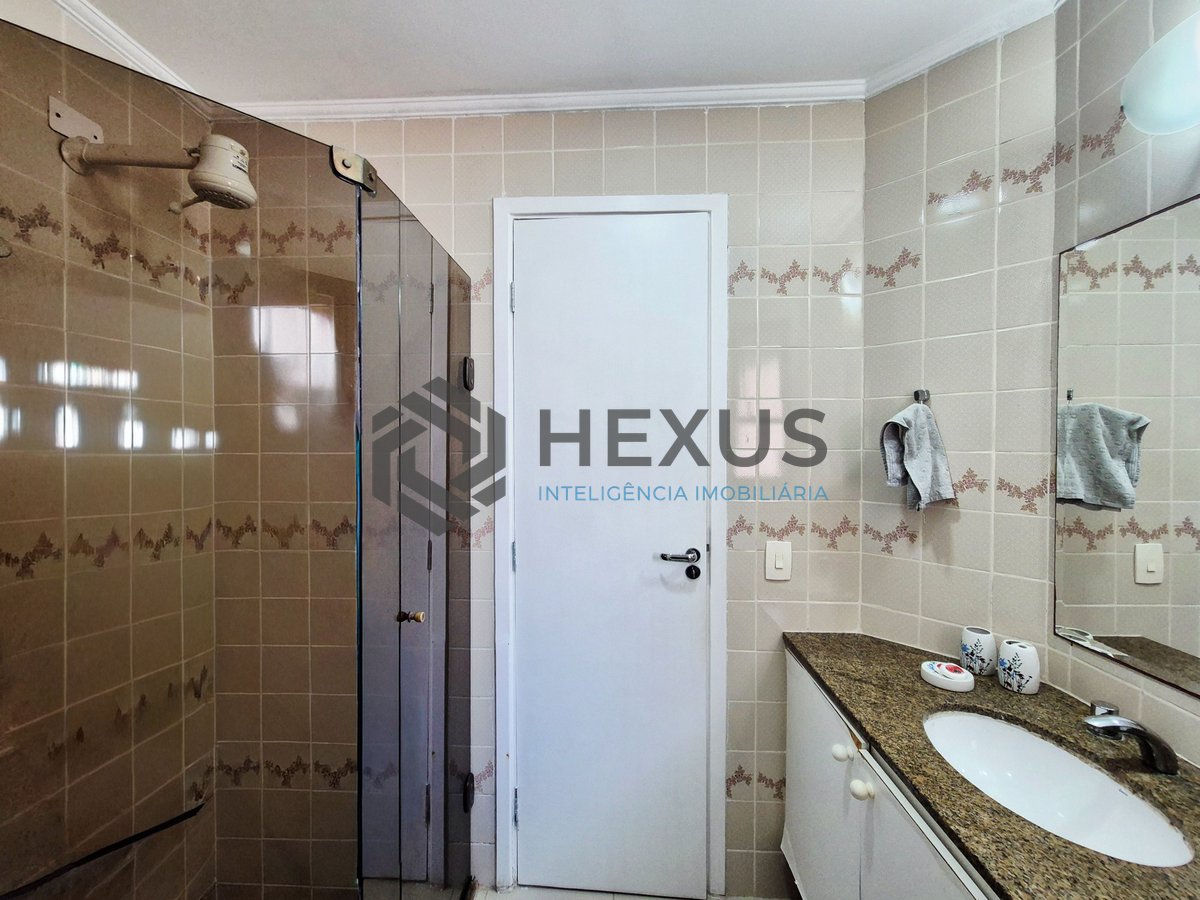 Foto 18 de Apartamento reformado com varanda e lazer na Praia das Pitangueiras, Guaruja