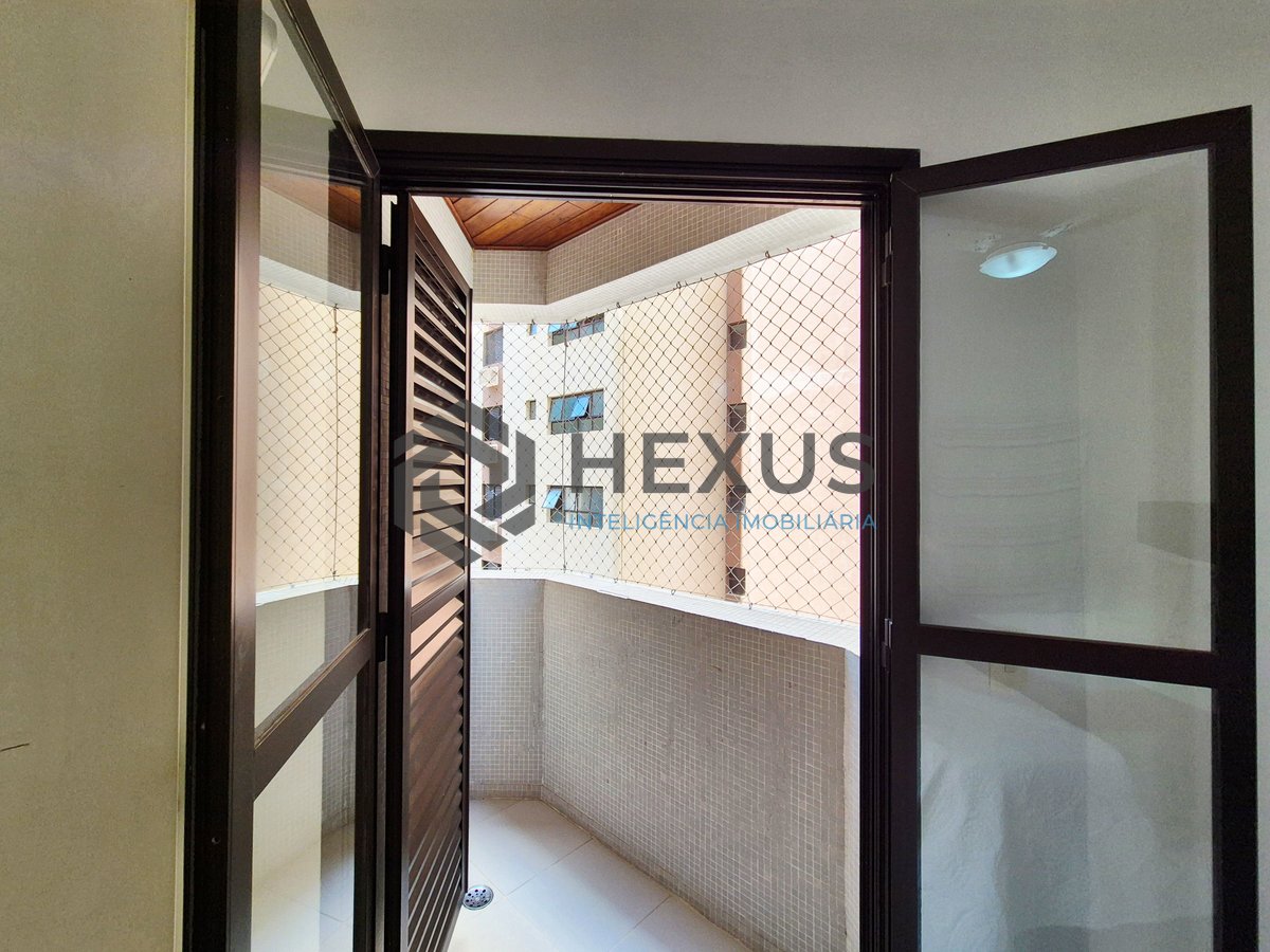 Foto 23 de Apartamento reformado com varanda e lazer na Praia das Pitangueiras, Guaruja