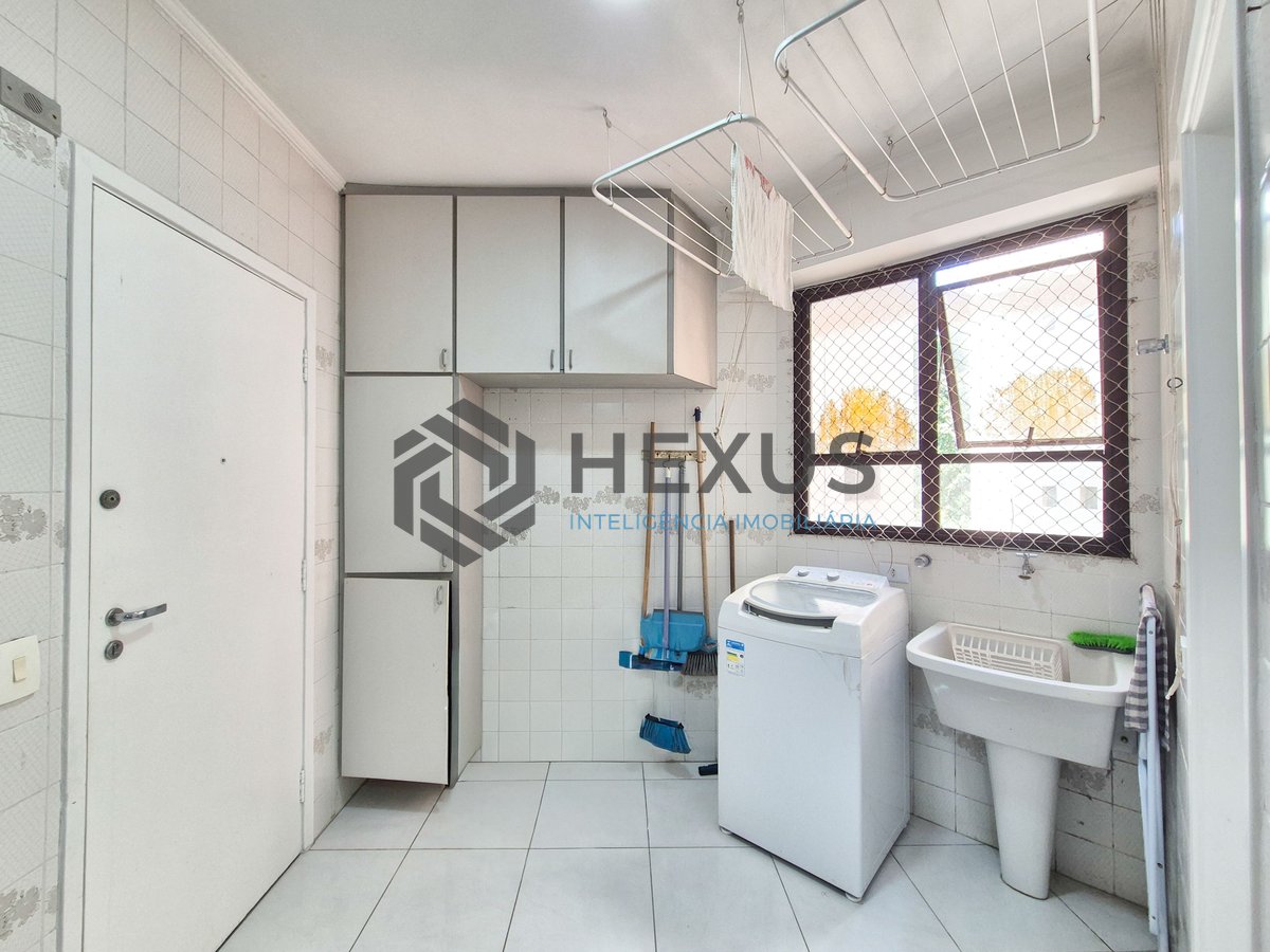Foto 32 de Apartamento reformado com varanda e lazer na Praia das Pitangueiras, Guaruja