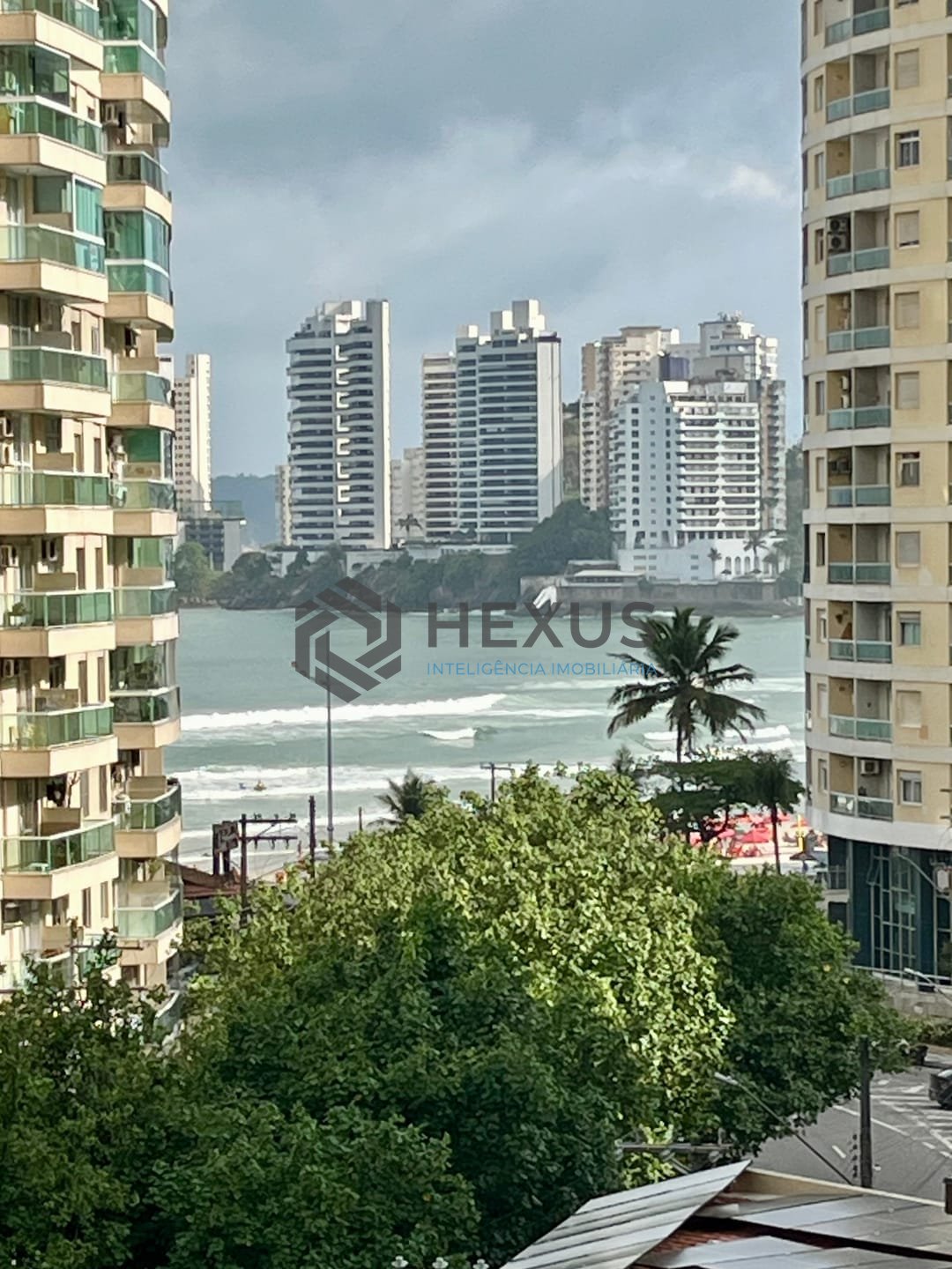 Foto 12 de Apartamento reformado com varanda e vista mar a uma quadra da Praia das Pitangueiras, Guaruja