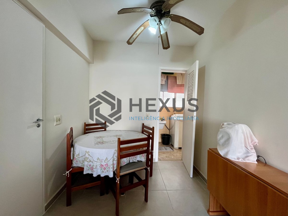 Foto 13 de Apartamento reformado com varanda e vista mar a uma quadra da Praia das Pitangueiras, Guaruja