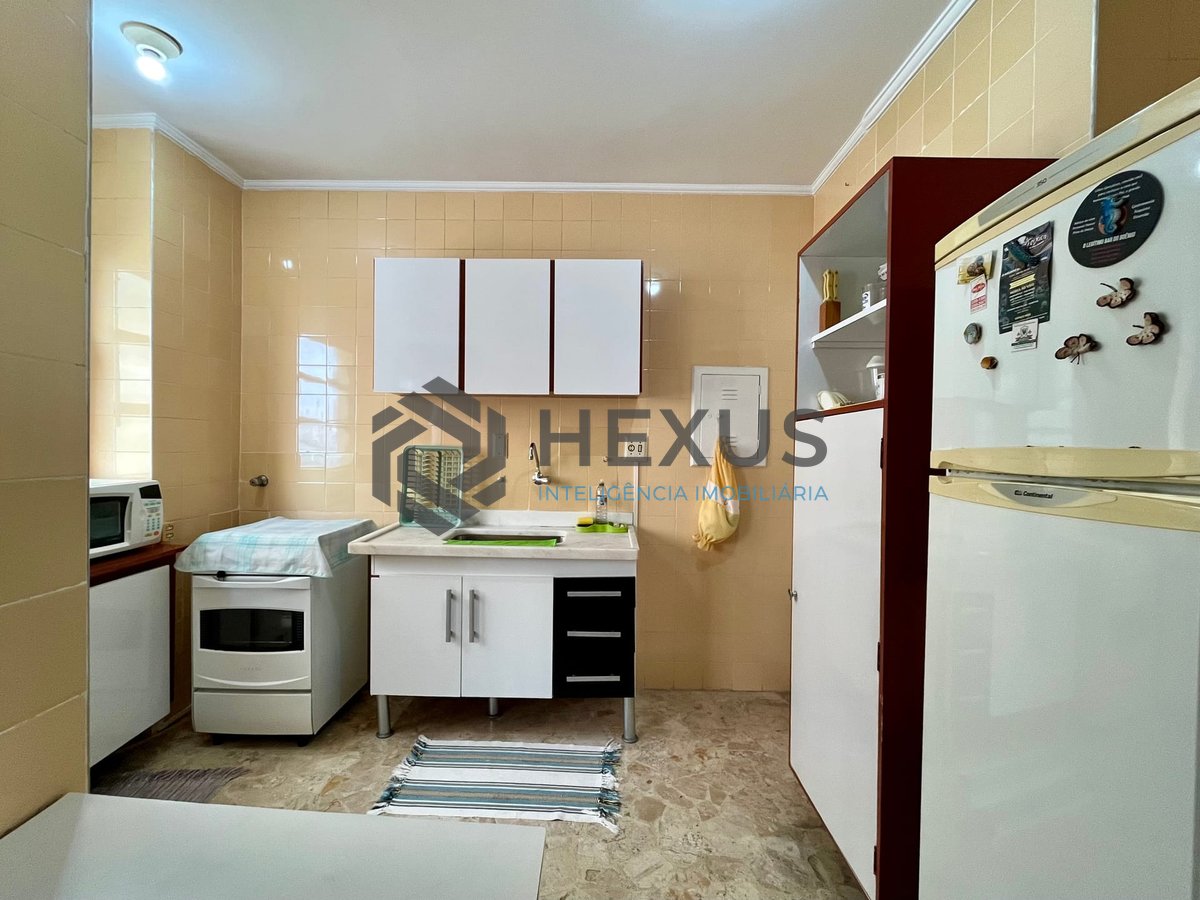 Foto 14 de Apartamento reformado com varanda e vista mar a uma quadra da Praia das Pitangueiras, Guaruja