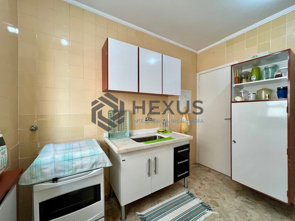 Foto 16 de Apartamento reformado com varanda e vista mar a uma quadra da Praia das Pitangueiras, Guaruja