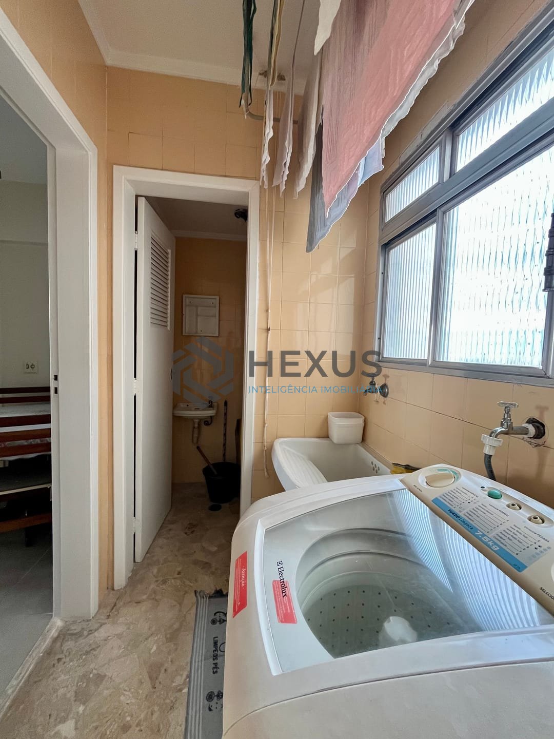 Foto 17 de Apartamento reformado com varanda e vista mar a uma quadra da Praia das Pitangueiras, Guaruja