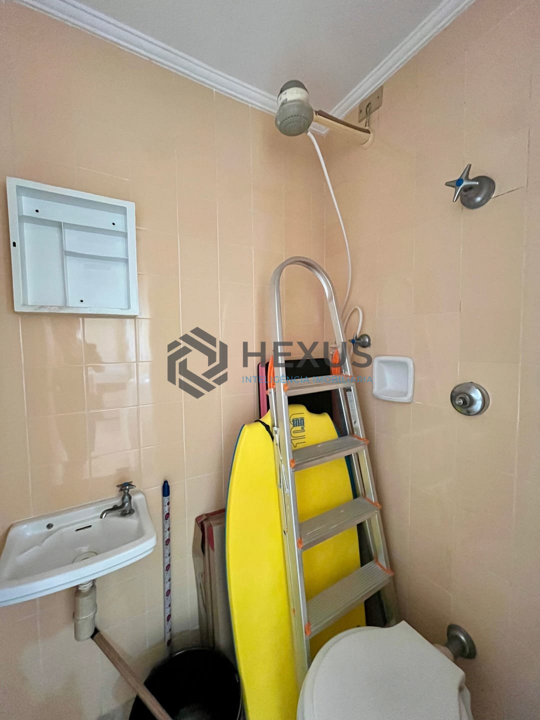 Foto 18 de Apartamento reformado com varanda e vista mar a uma quadra da Praia das Pitangueiras, Guaruja