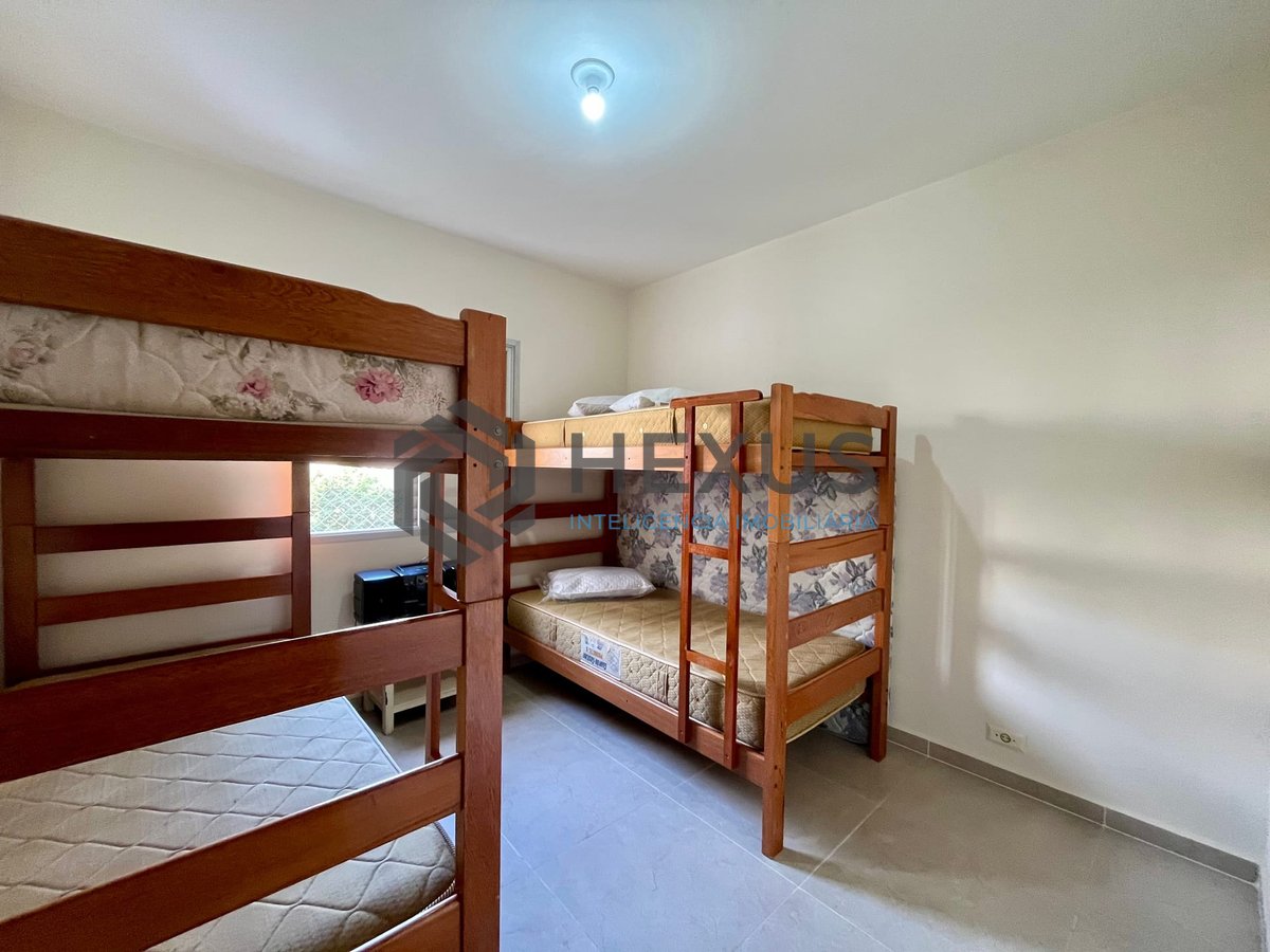 Foto 6 de Apartamento reformado com varanda e vista mar a uma quadra da Praia das Pitangueiras, Guaruja
