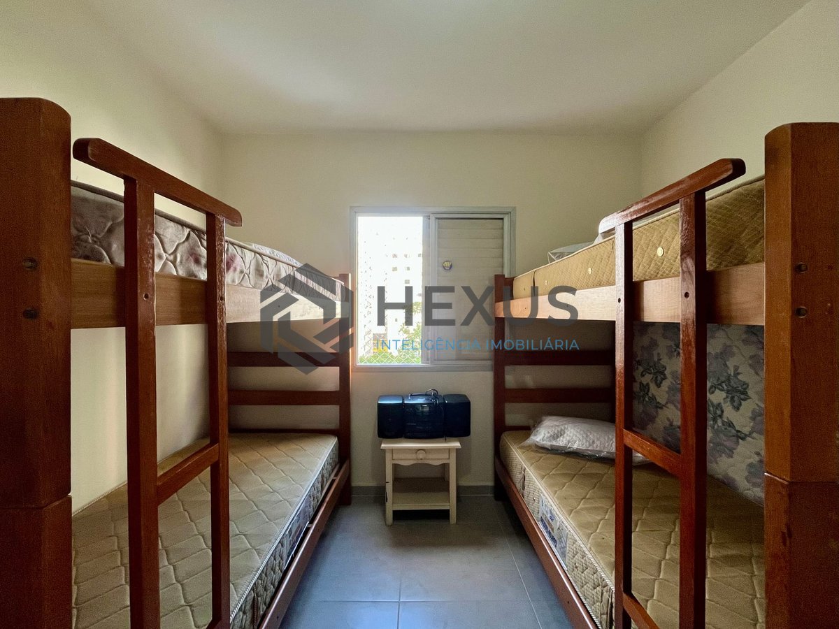 Foto 7 de Apartamento reformado com varanda e vista mar a uma quadra da Praia das Pitangueiras, Guaruja