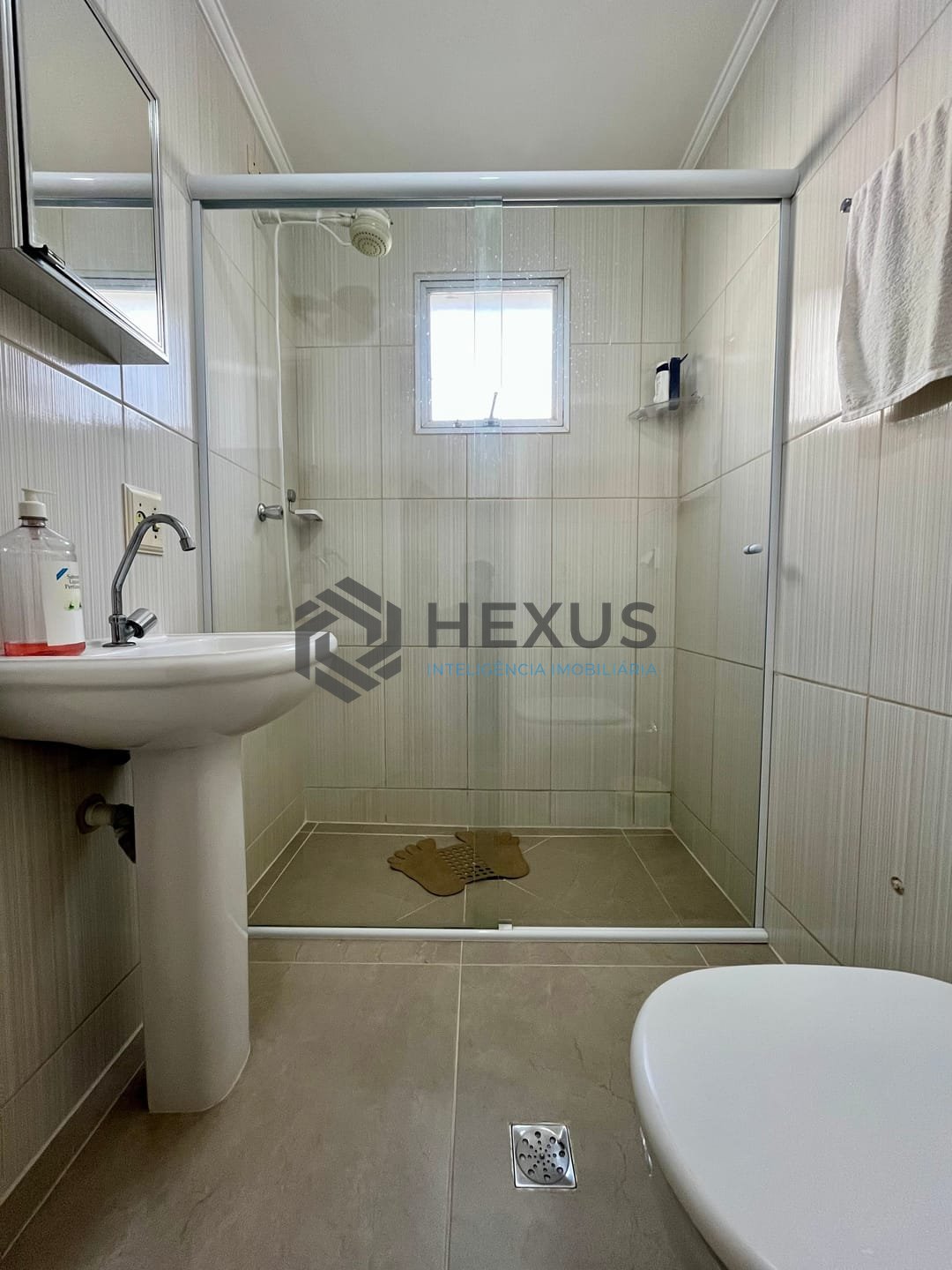 Foto 9 de Apartamento reformado com varanda e vista mar a uma quadra da Praia das Pitangueiras, Guaruja