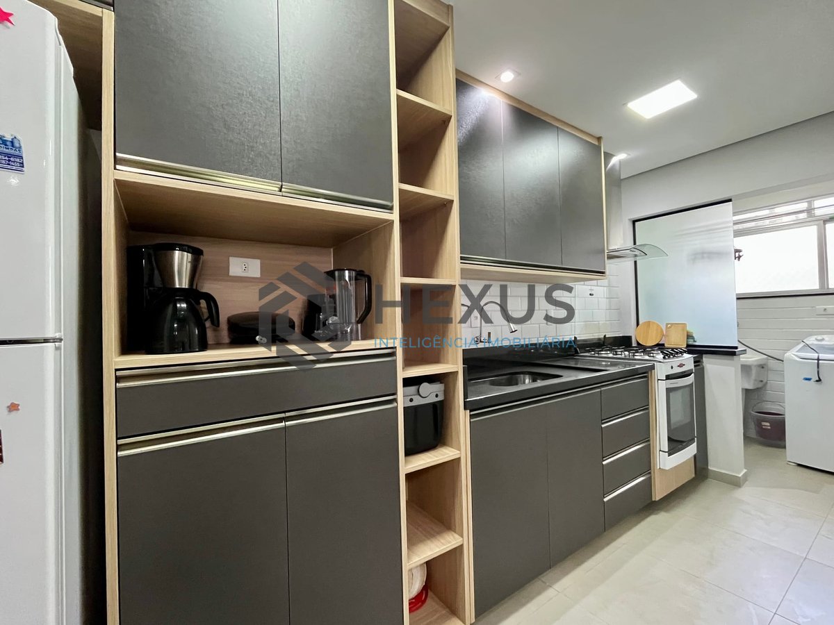 Foto 12 de Apartamento reformado com varanda e lazer a uma quadra da Praia das Pitangueiras, Guaruja