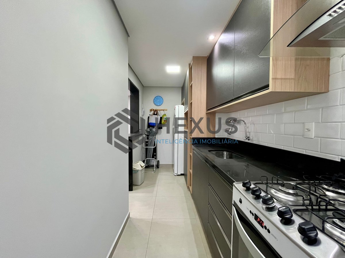 Foto 14 de Apartamento reformado com varanda e lazer a uma quadra da Praia das Pitangueiras, Guaruja