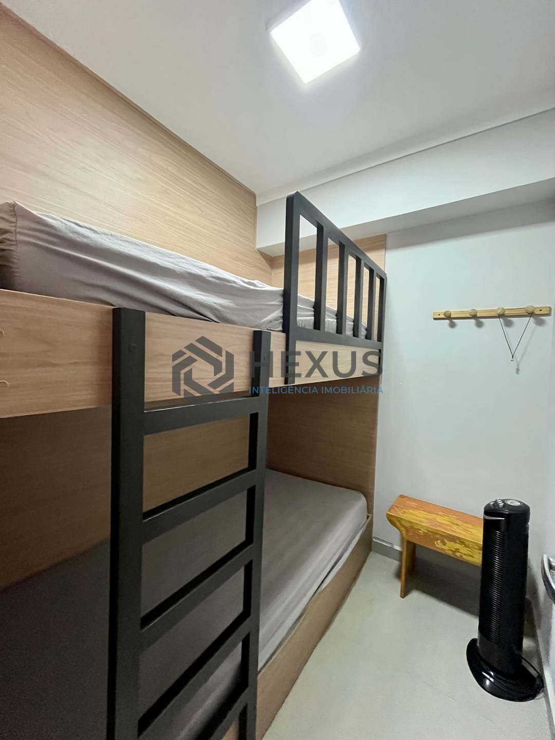 Foto 8 de Apartamento reformado com varanda e lazer a uma quadra da Praia das Pitangueiras, Guaruja