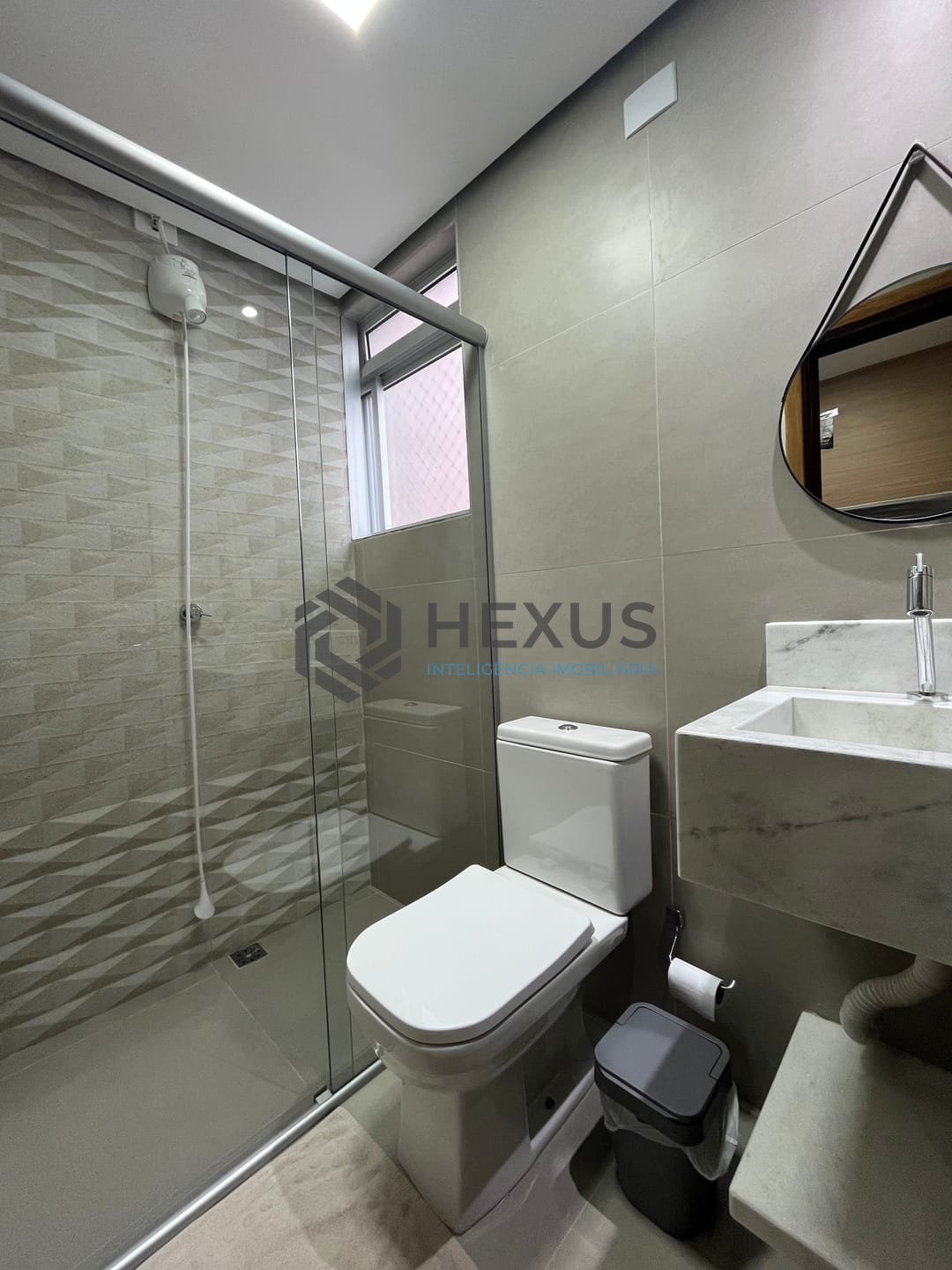 Foto 9 de Apartamento reformado com varanda e lazer a uma quadra da Praia das Pitangueiras, Guaruja