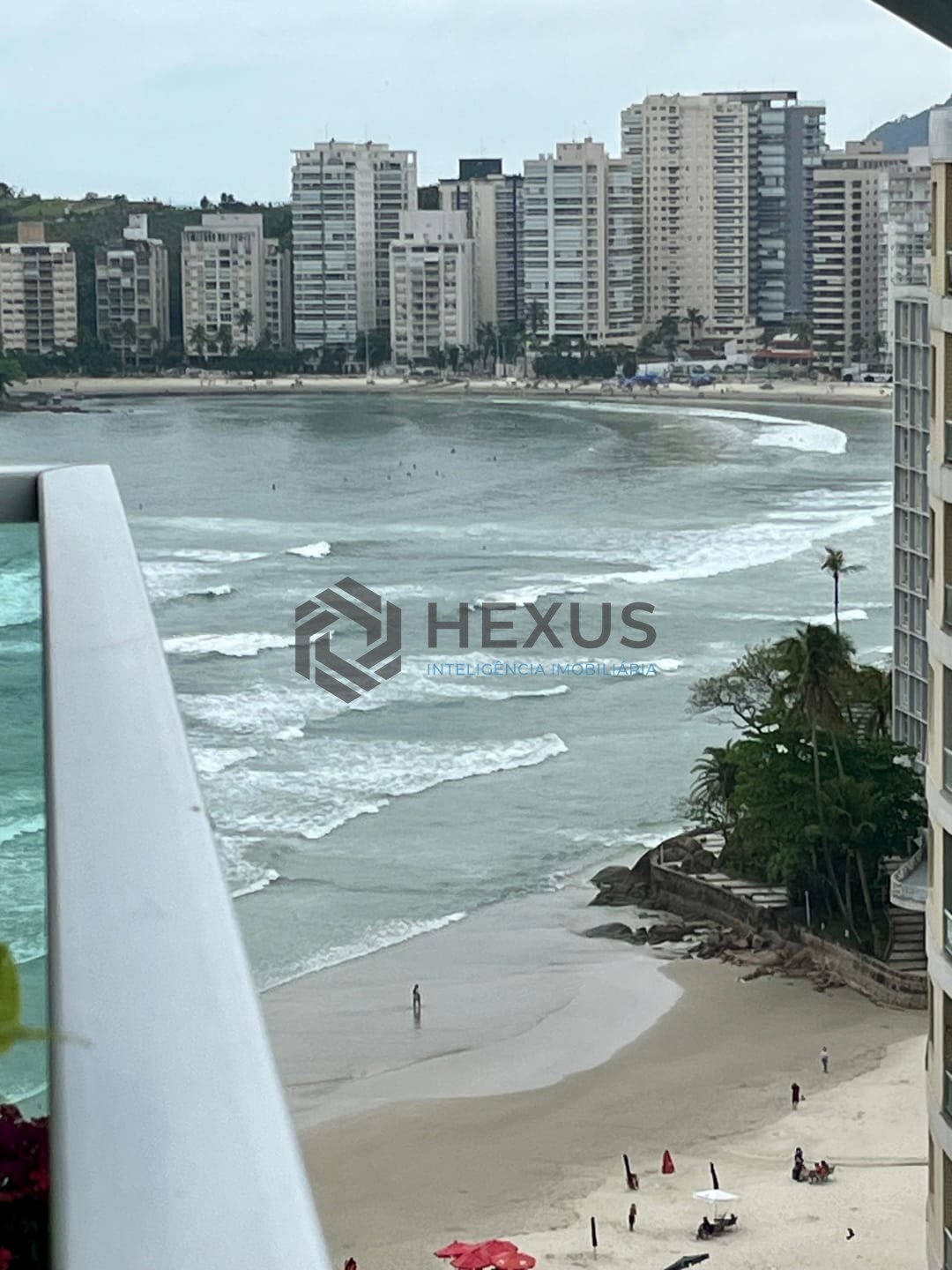 Foto 2 de Apartamento reformado com varanda e vista mar na quadra-mar da Praia das Pitangueiras, Guaruja
