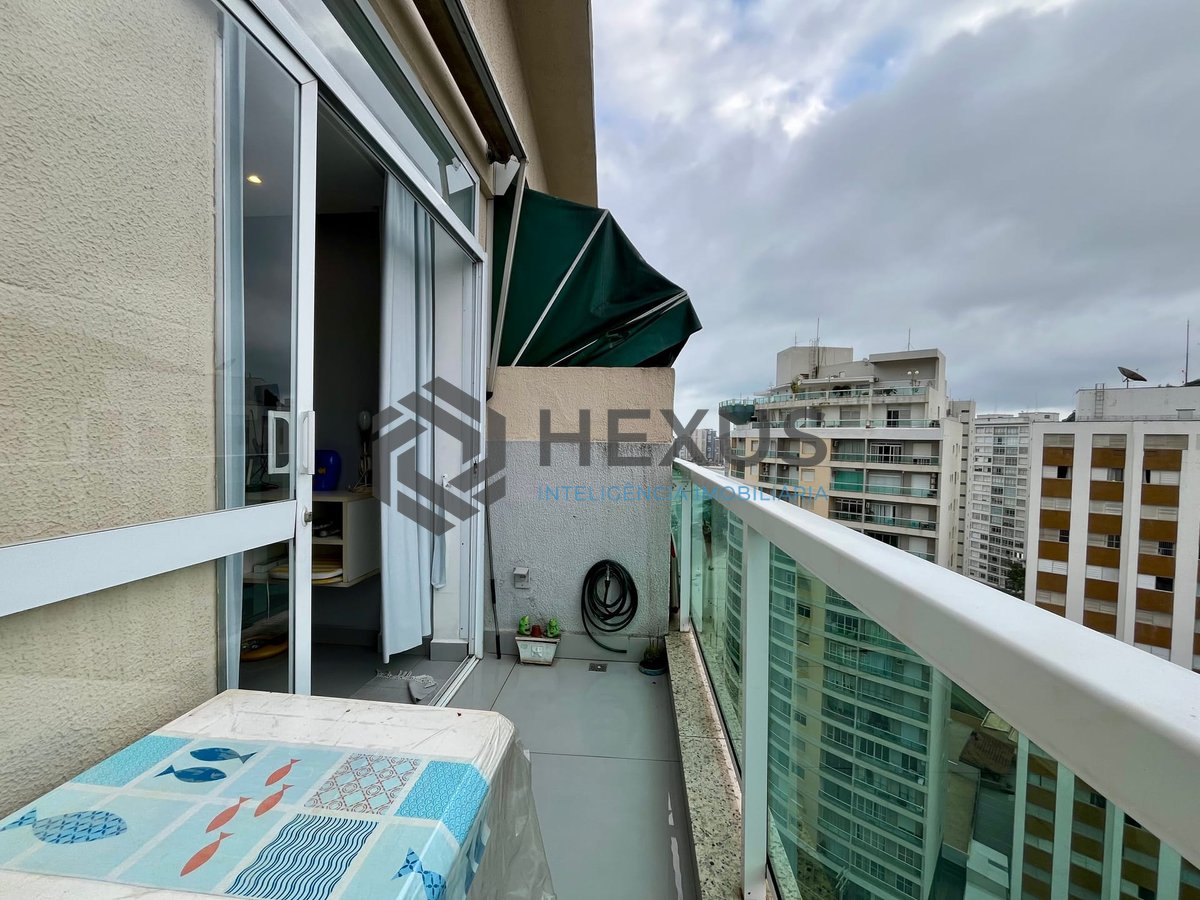 Foto 12 de Apartamento reformado com varanda e vista mar na quadra-mar da Praia das Pitangueiras, Guaruja