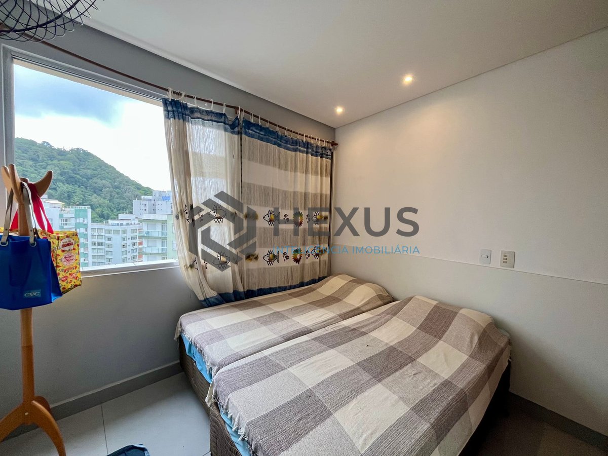 Foto 14 de Apartamento reformado com varanda e vista mar na quadra-mar da Praia das Pitangueiras, Guaruja