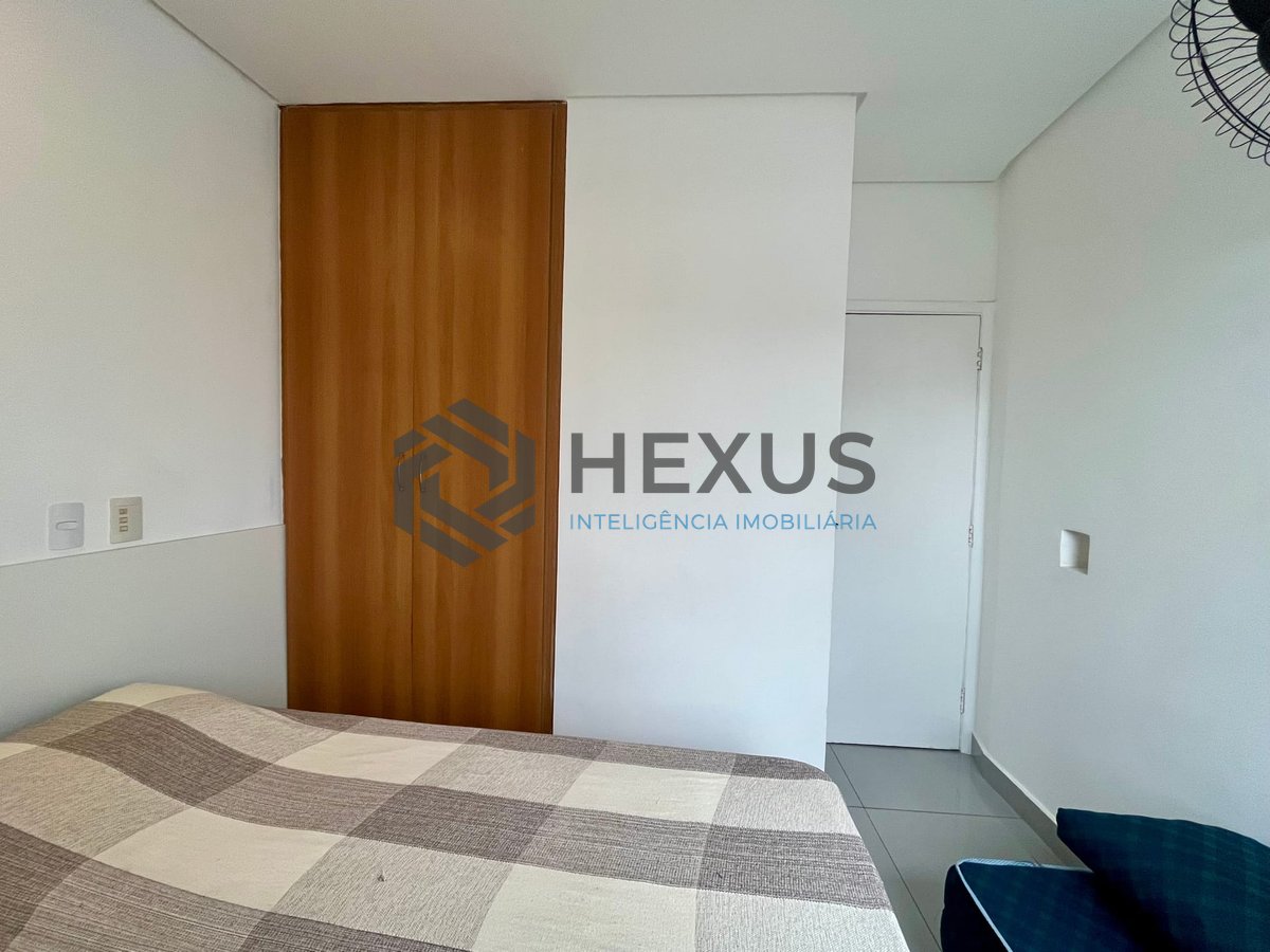 Foto 16 de Apartamento reformado com varanda e vista mar na quadra-mar da Praia das Pitangueiras, Guaruja