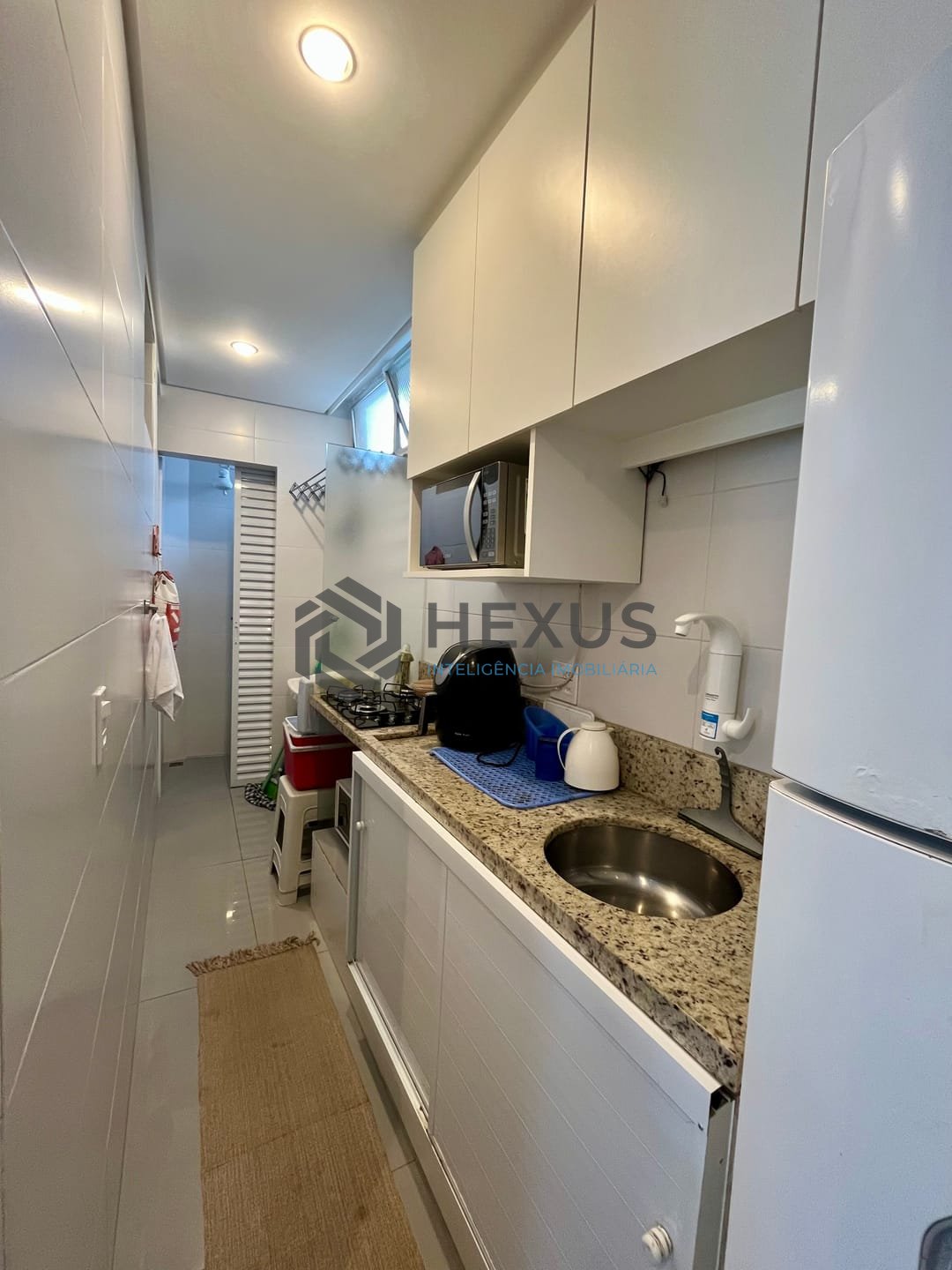 Foto 20 de Apartamento reformado com varanda e vista mar na quadra-mar da Praia das Pitangueiras, Guaruja