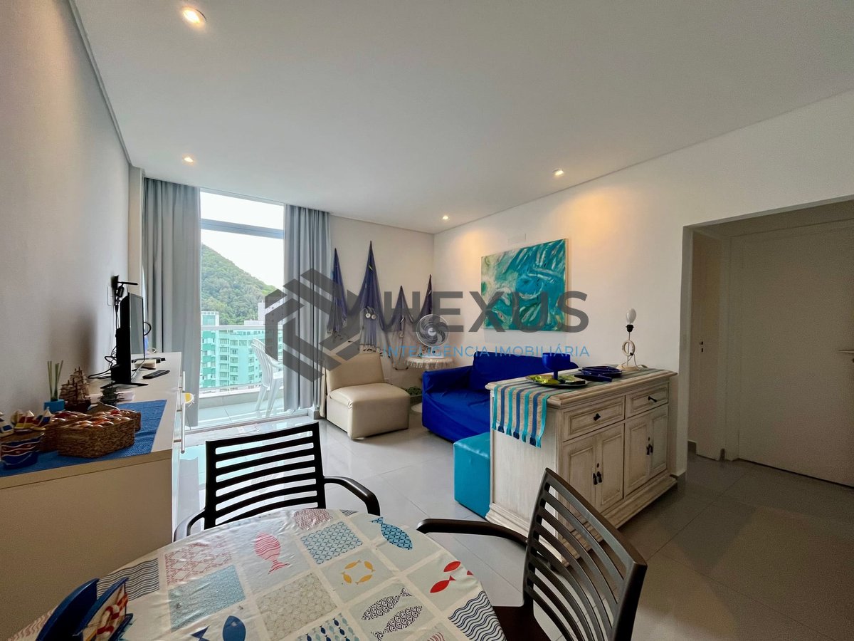 Foto 3 de Apartamento reformado com varanda e vista mar na quadra-mar da Praia das Pitangueiras, Guaruja