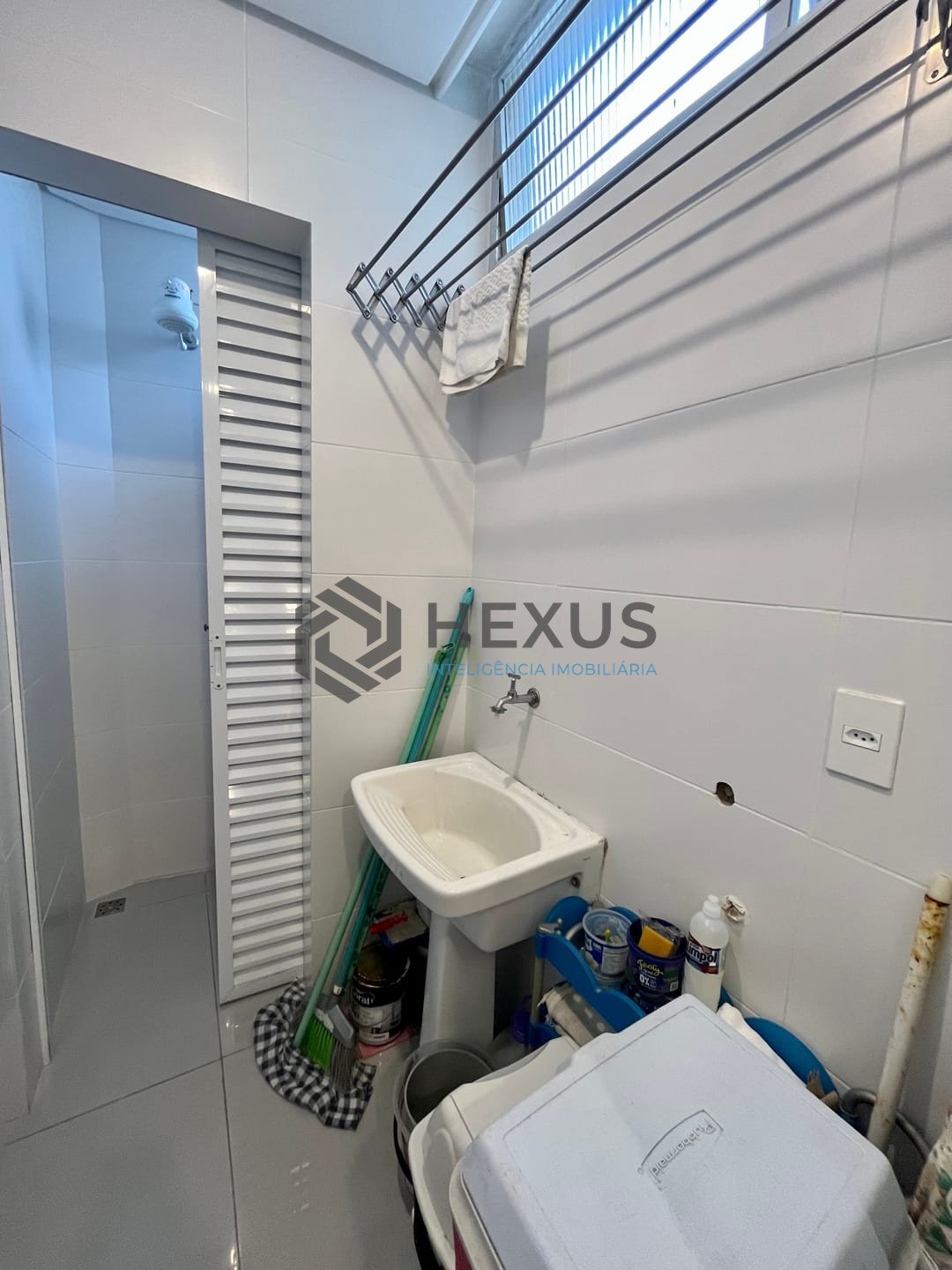 Foto 21 de Apartamento reformado com varanda e vista mar na quadra-mar da Praia das Pitangueiras, Guaruja