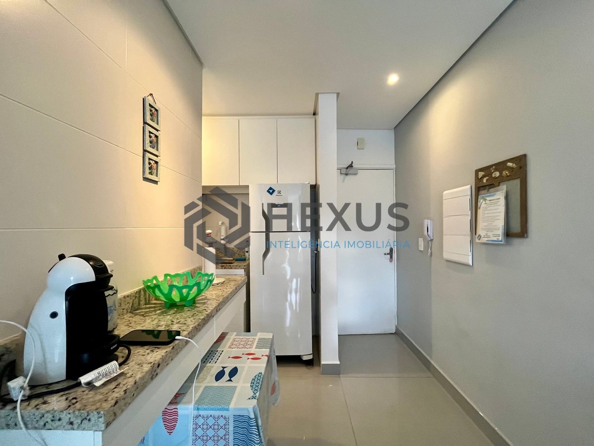 Foto 8 de Apartamento reformado com varanda e vista mar na quadra-mar da Praia das Pitangueiras, Guaruja