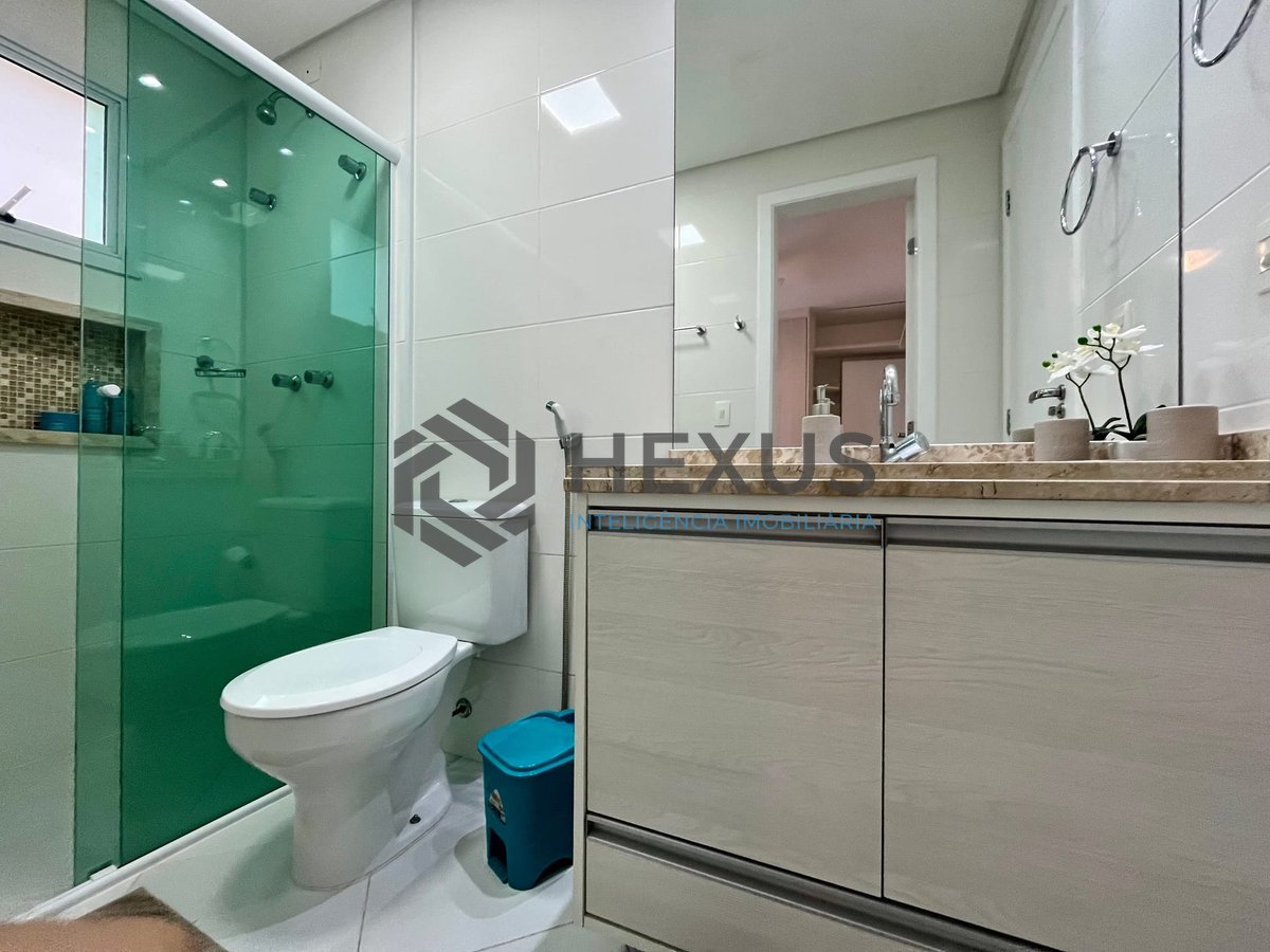Foto 11 de Apartamento reformado com varanda gourmet e lazer na quadra mar da Praia das Pitangueiras, Guaruja