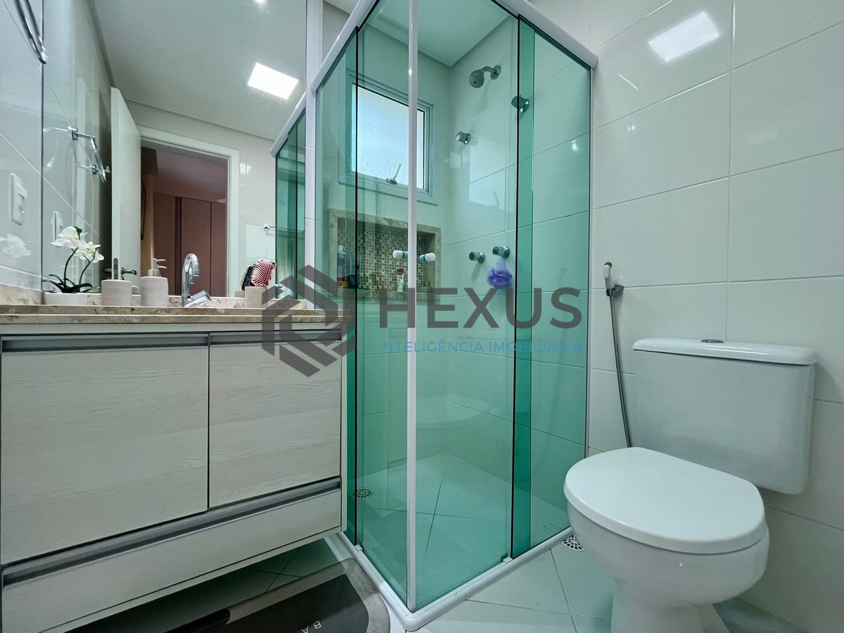 Foto 14 de Apartamento reformado com varanda gourmet e lazer na quadra mar da Praia das Pitangueiras, Guaruja