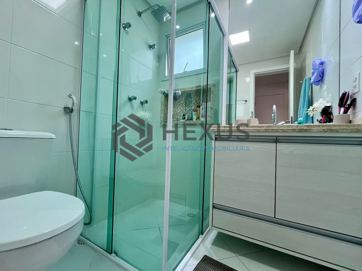 Foto 17 de Apartamento reformado com varanda gourmet e lazer na quadra mar da Praia das Pitangueiras, Guaruja