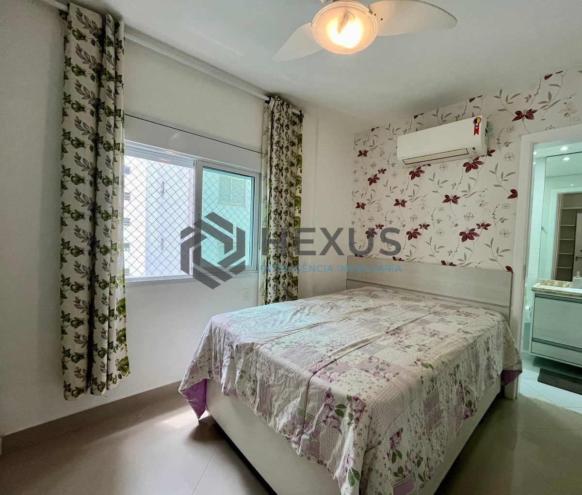 Foto 9 de Apartamento reformado com varanda gourmet e lazer na quadra mar da Praia das Pitangueiras, Guaruja