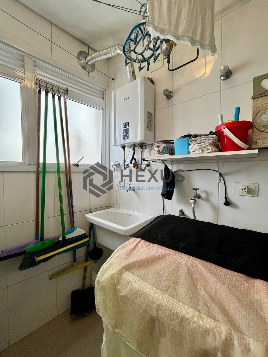 Foto 14 de Apartamento reformado com varanda gourmet e lazer na quadra mar da Praia das Pitangueiras, Guaruja