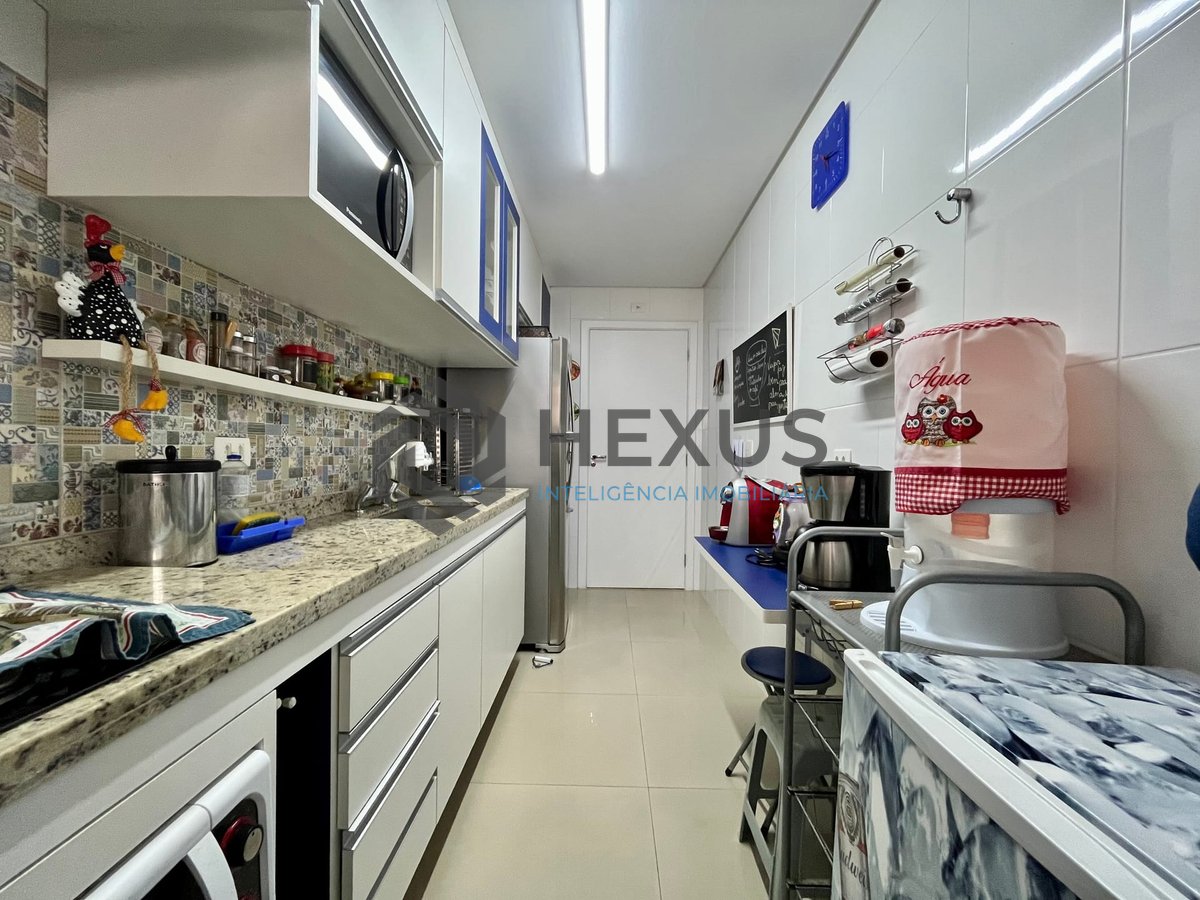 Foto 13 de Apartamento reformado com varanda gourmet e lazer na quadra mar da Praia das Pitangueiras, Guaruja