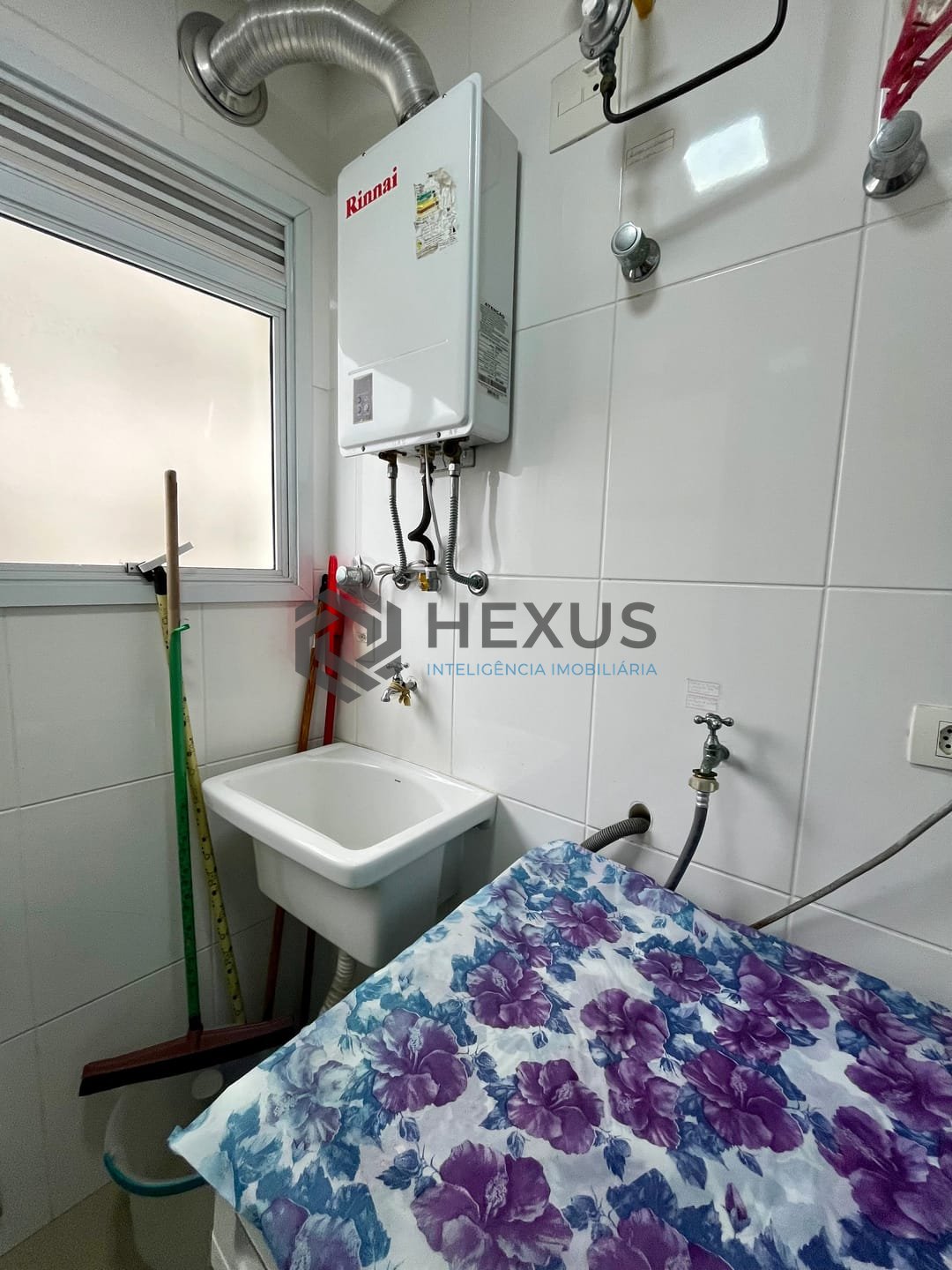 Foto 14 de Apartamento reformado com varanda gourmet e lazer na quadra mar da Praia das Pitangueiras, Guaruja