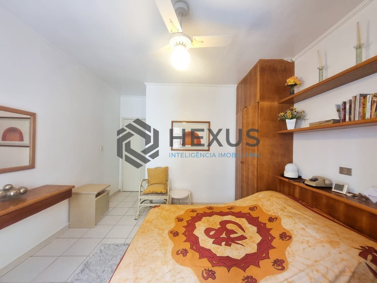 Foto 12 de Apartamento com varanda e vista mar a duas quadras da Praia das Pitangueiras, Guaruja