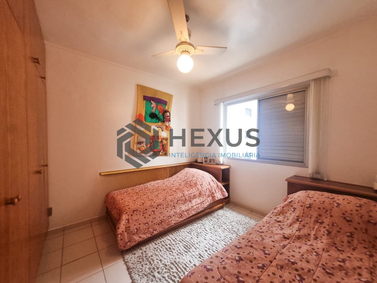 Foto 14 de Apartamento com varanda e vista mar a duas quadras da Praia das Pitangueiras, Guaruja