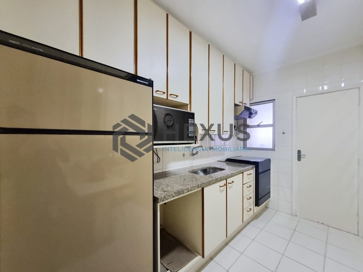Foto 18 de Apartamento com varanda e vista mar a duas quadras da Praia das Pitangueiras, Guaruja